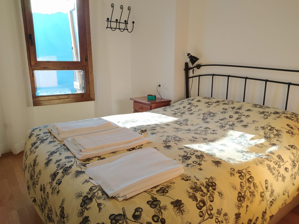 Ball_Benas_CARACTERÍSTICAS_apartamento_lista_equipamiento_ apartamentos _Cerler _Aigualluts_F4_dormitorio_matrimonio
