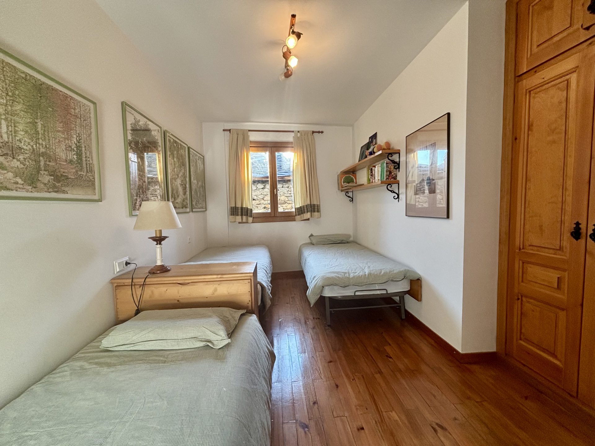 Habitación con 3 camas en apartamento vacacional de Cerler, pirineo aragonés