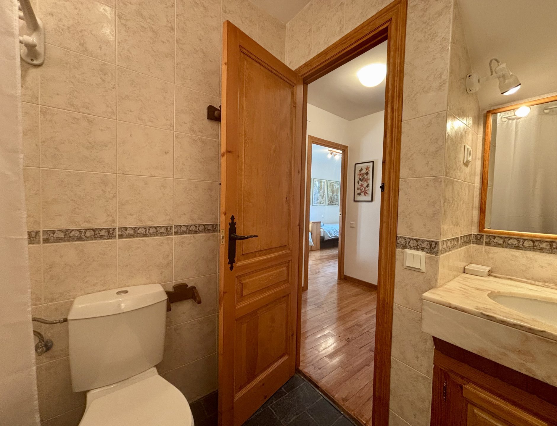 Baño de apartamento vacacional en Cerler, pirineo aragonés