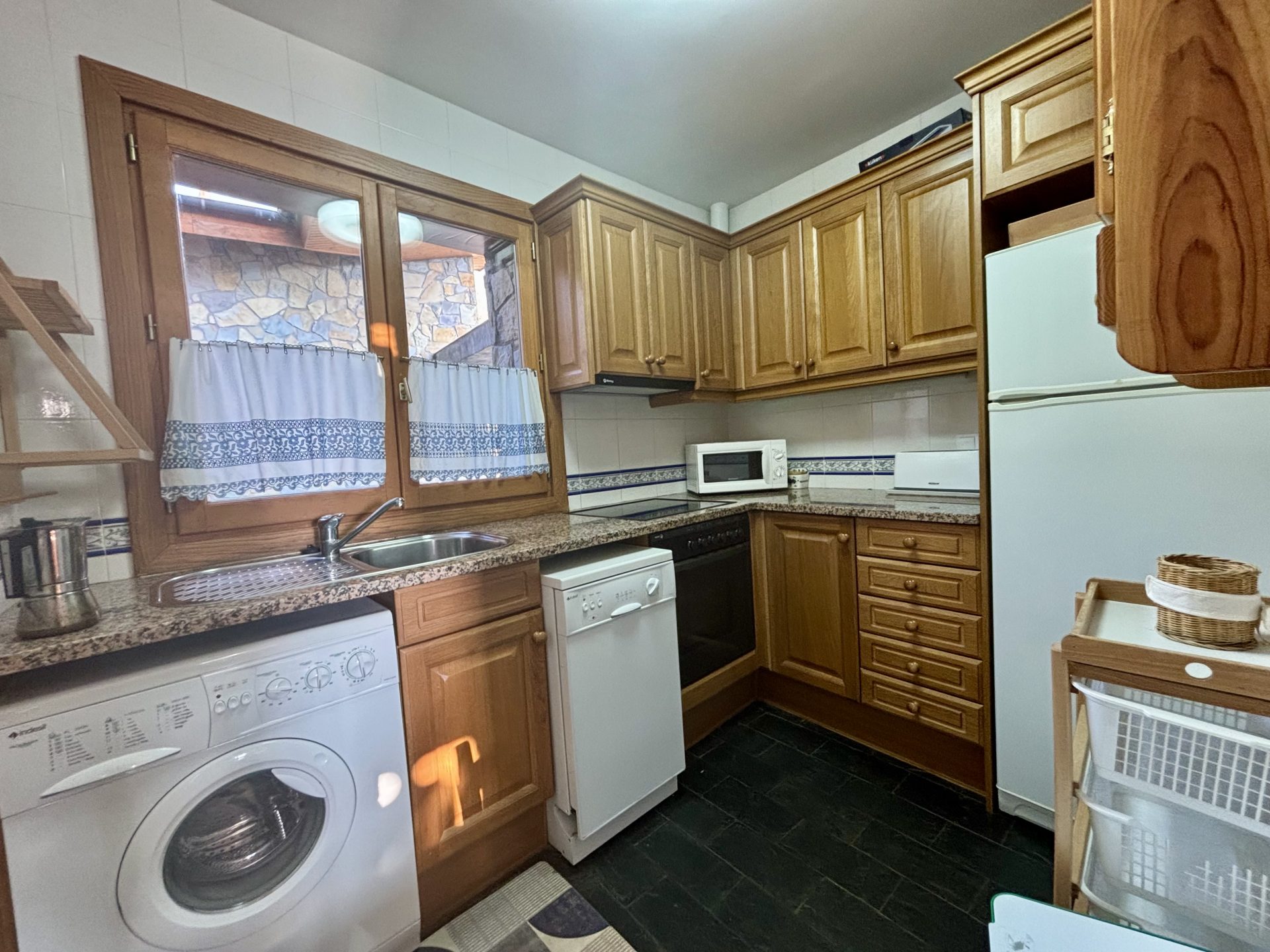 cocina equipada de apartamento vacacional en Cerler, pirineo aragonés
