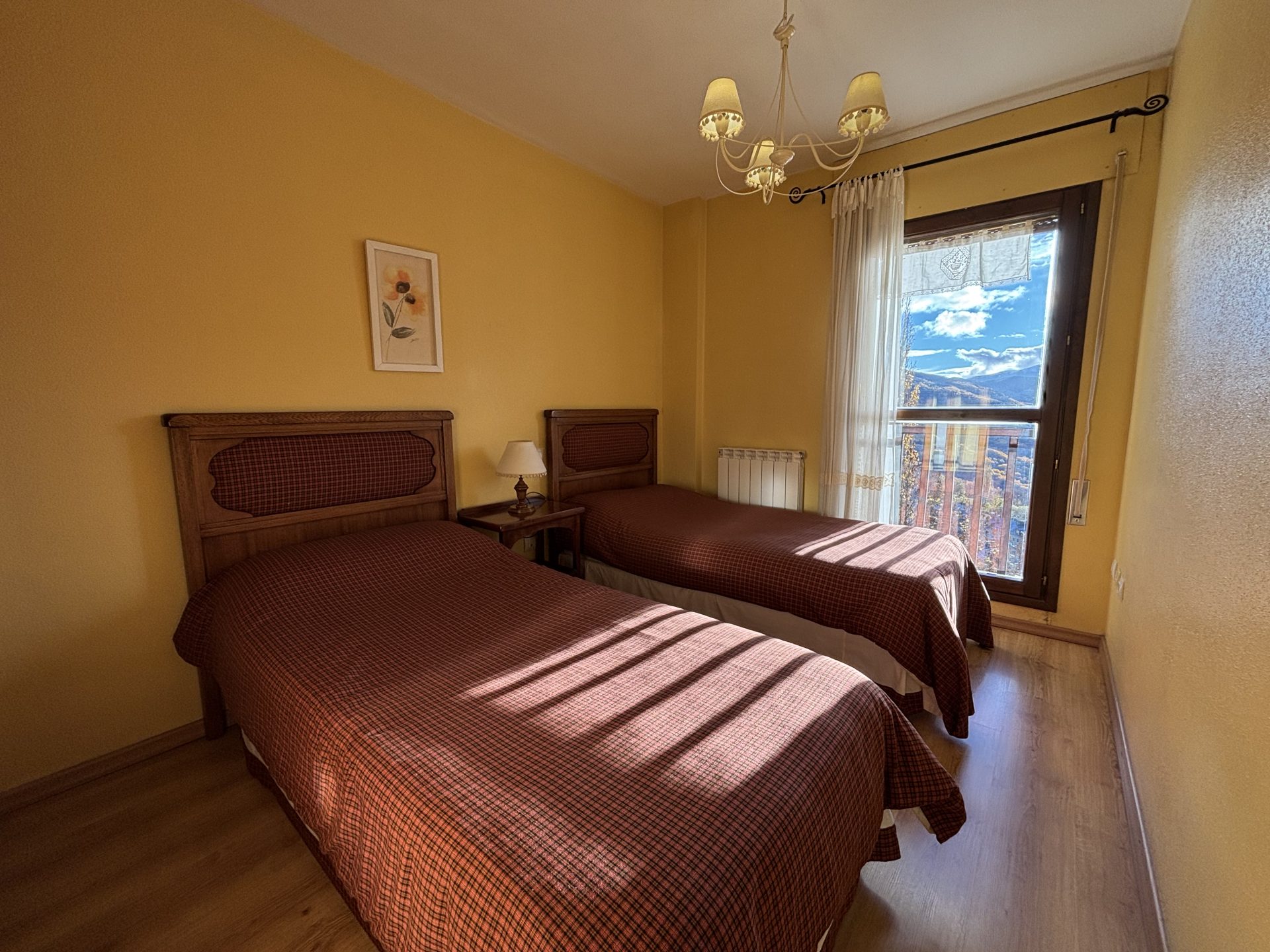 habitación de apartamento vacacional con vistas a las montañas en cerler