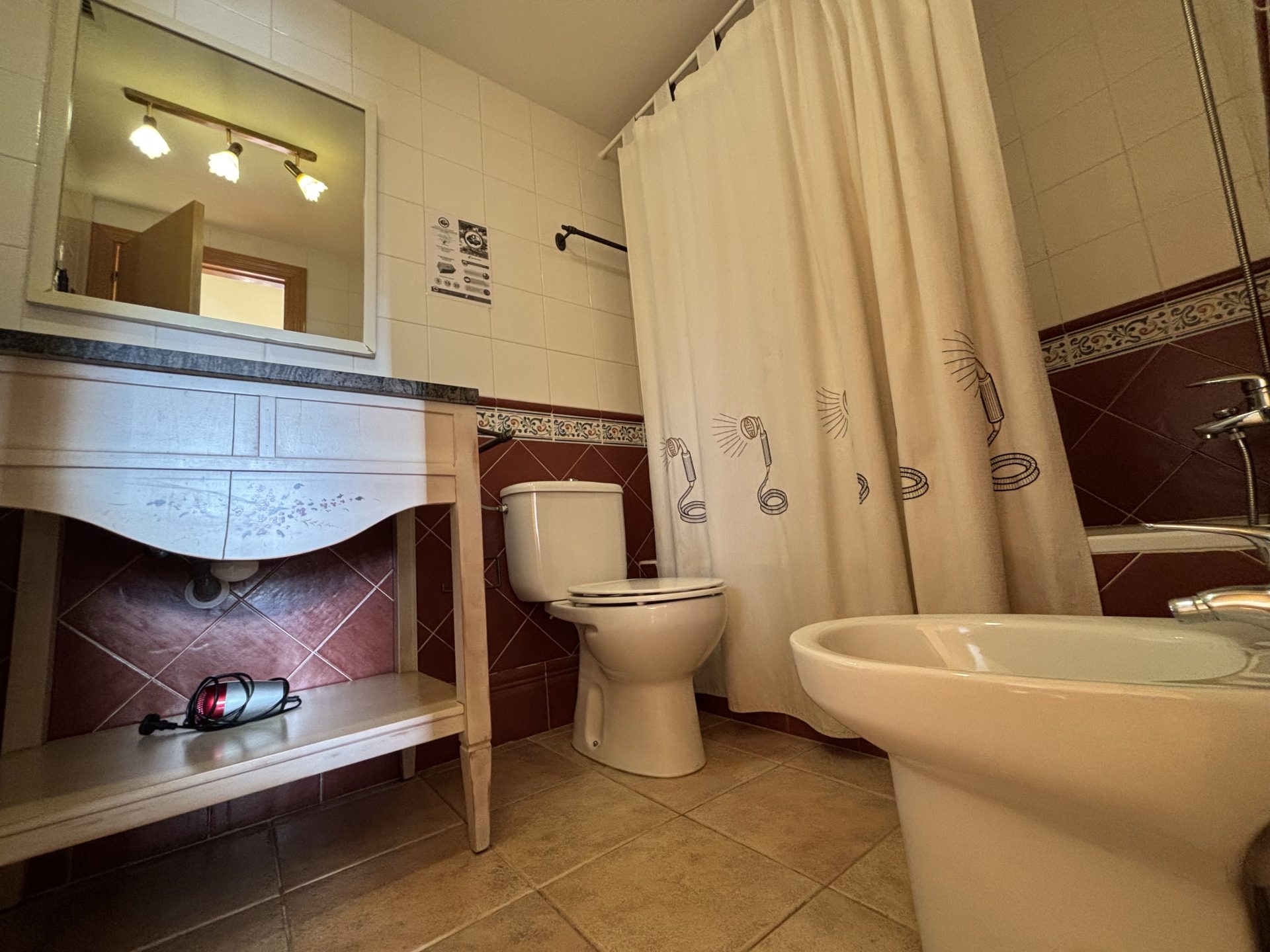 baño de apartamento vacacional en cerler, valle de benasque