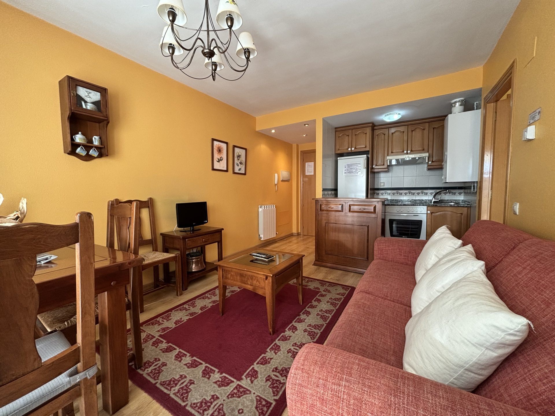 salón bien iluminado con cocina americana de apartamento vacacional en cerler