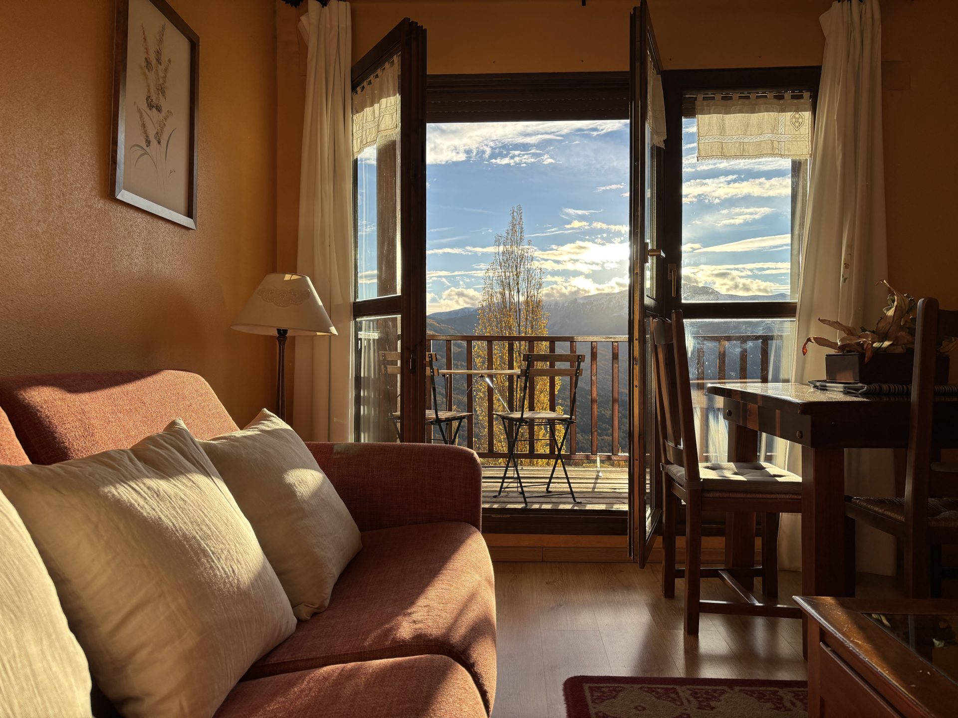 salón de apartamento bien iluminado con vistas a la montaña