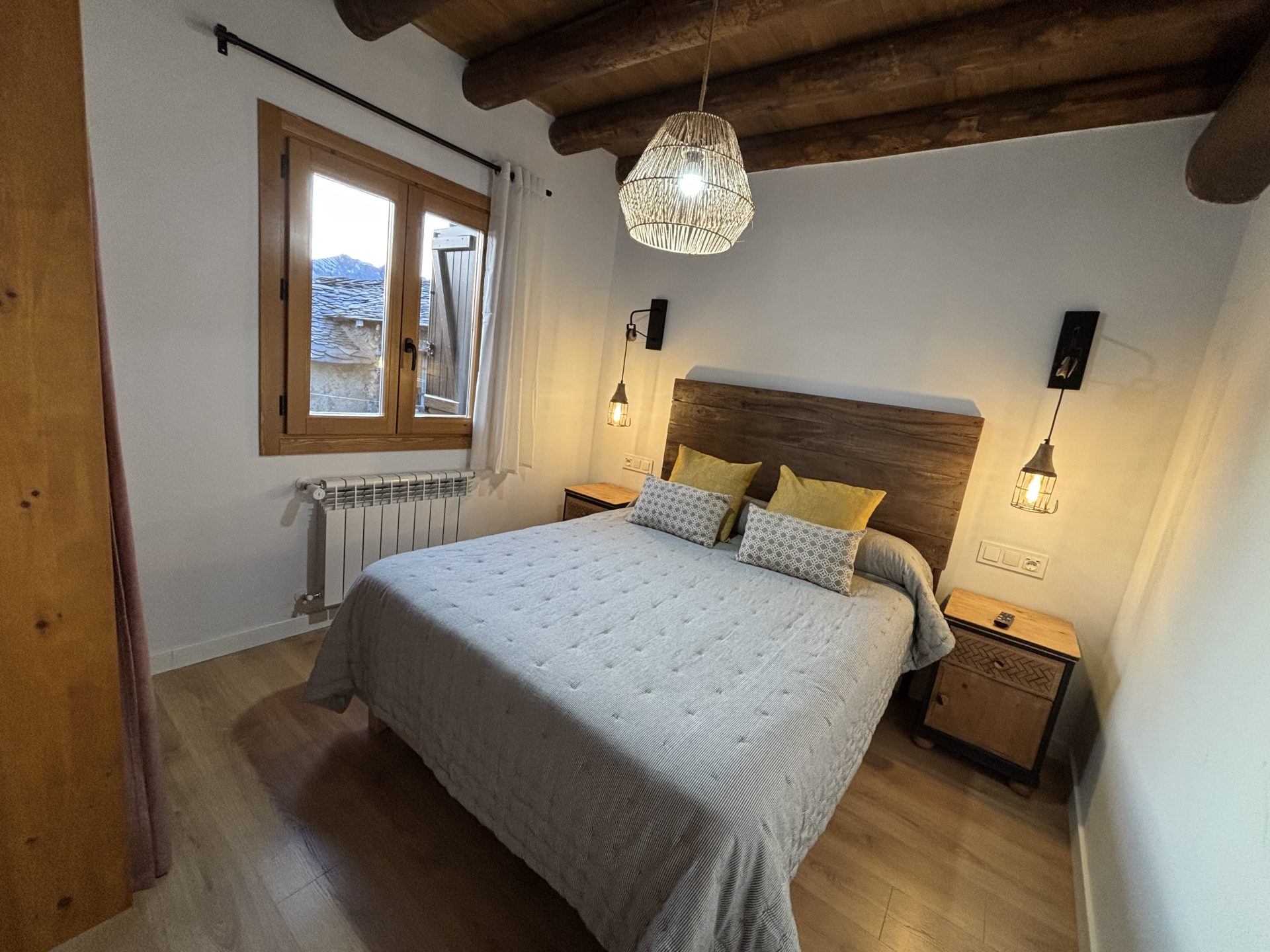 habitación cálida y bonita doble en alojamiento de cerler