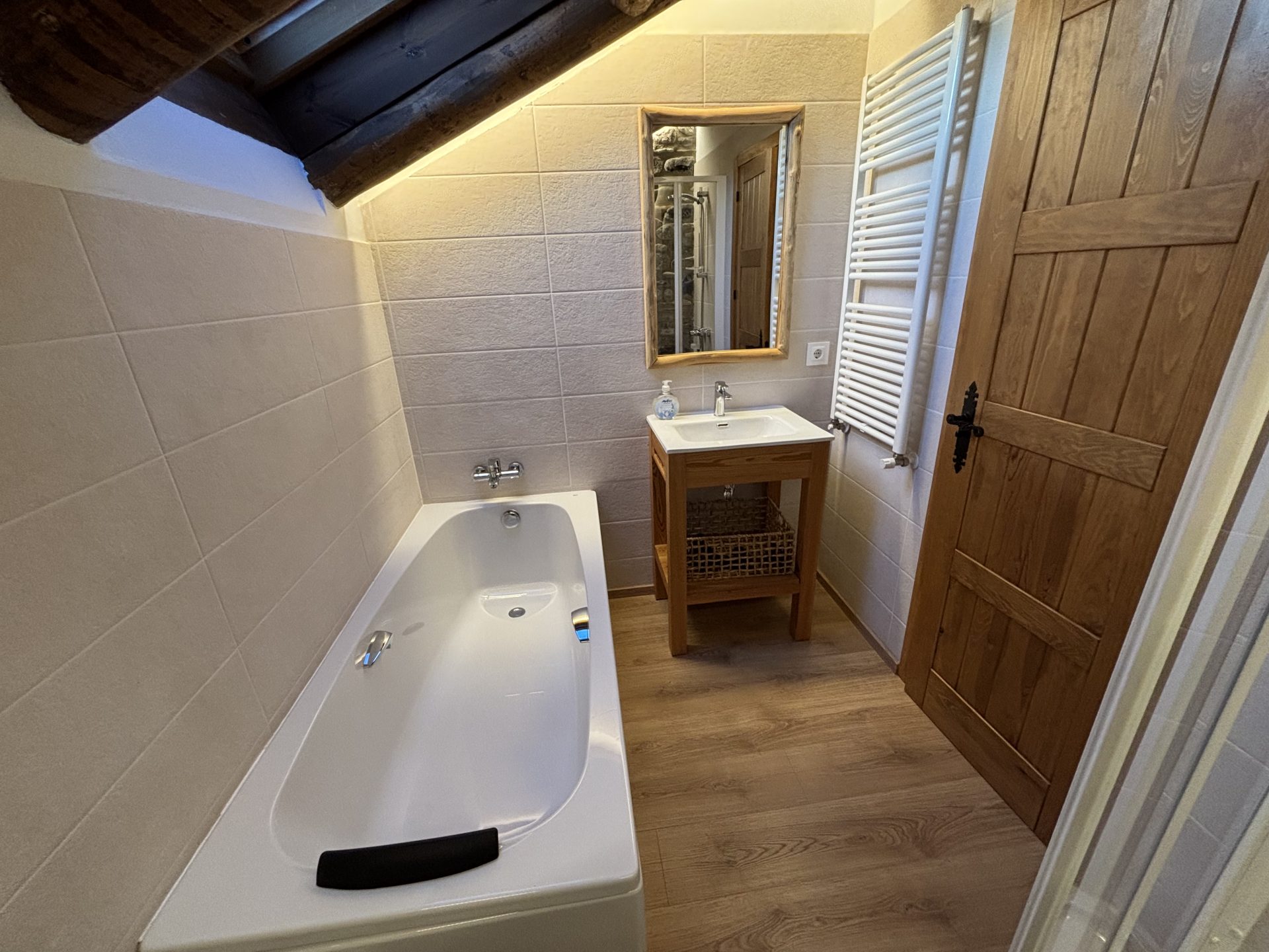 baño con bañera en apartamento de lujo en cerler