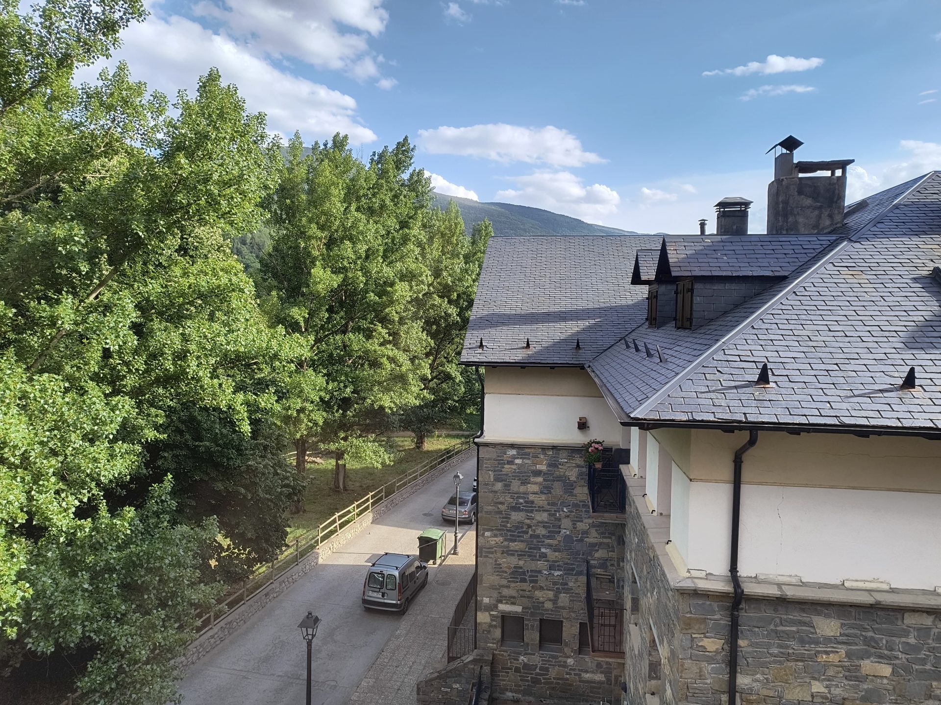 vistas de apartamento en benasque, pirineo aragonés