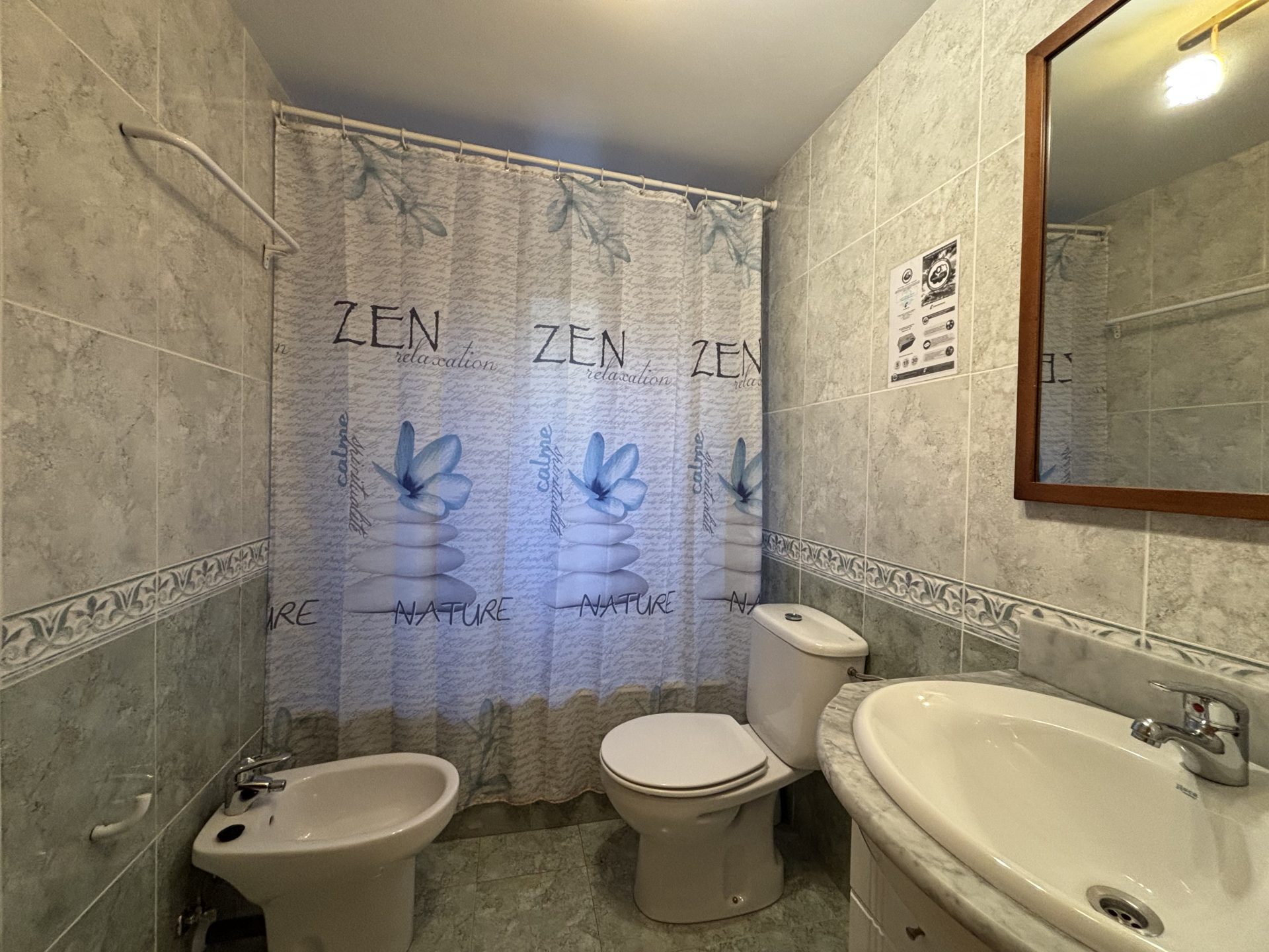 baño con bañera de alojamiento en cerler, valle de benasque