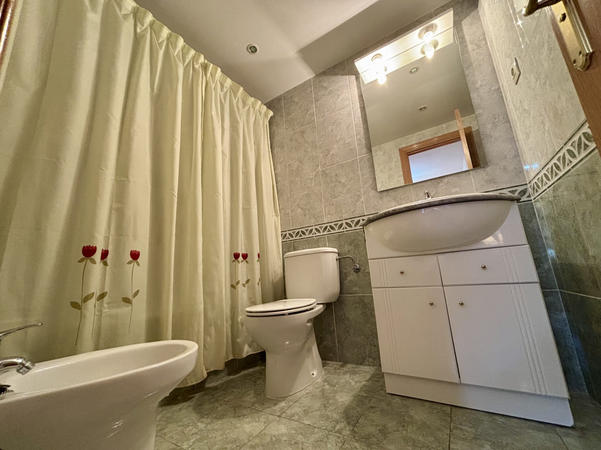 baño completo en alojamiento de cerler