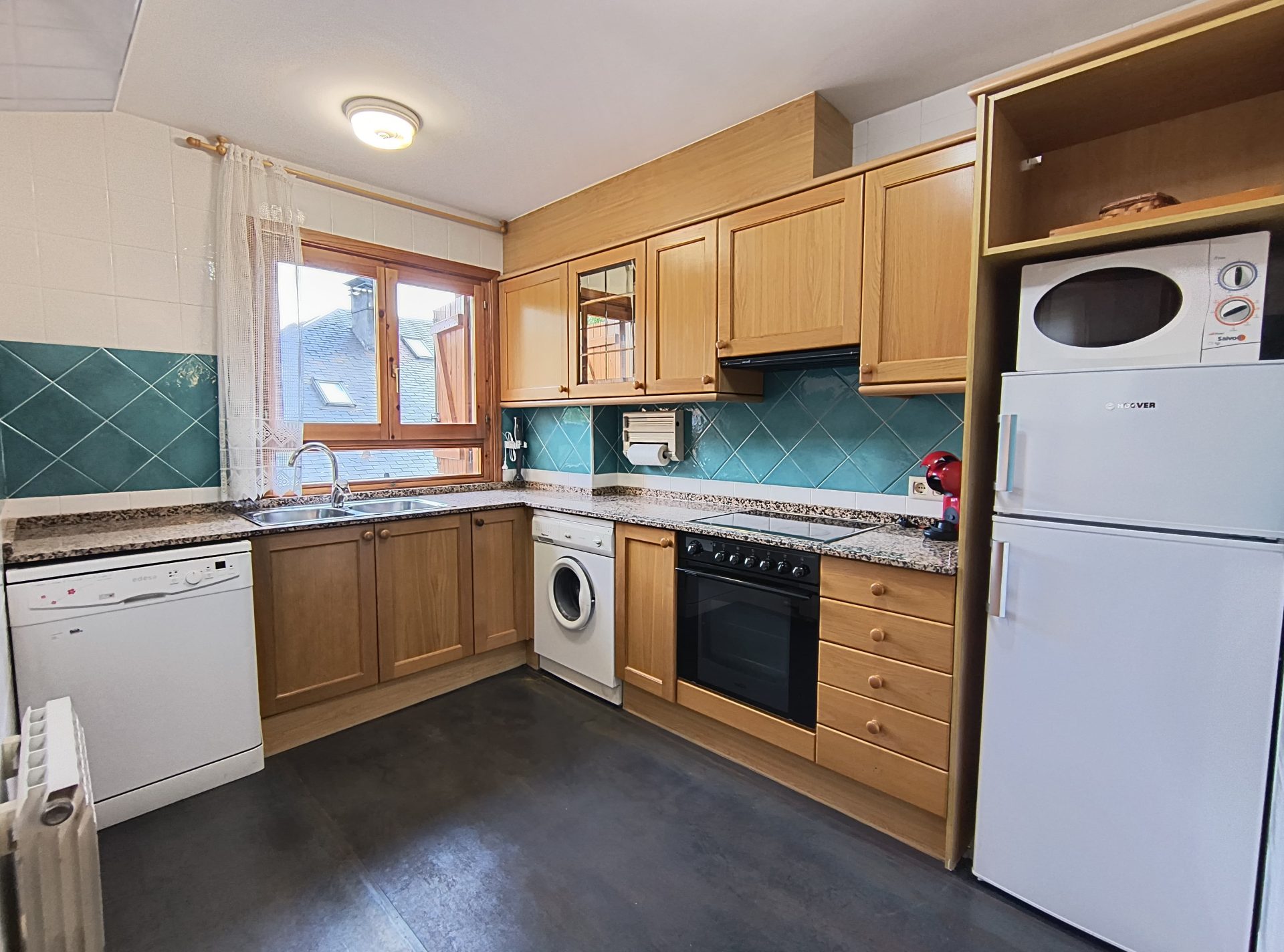 cocina completamente equipada en apartamento en benasque