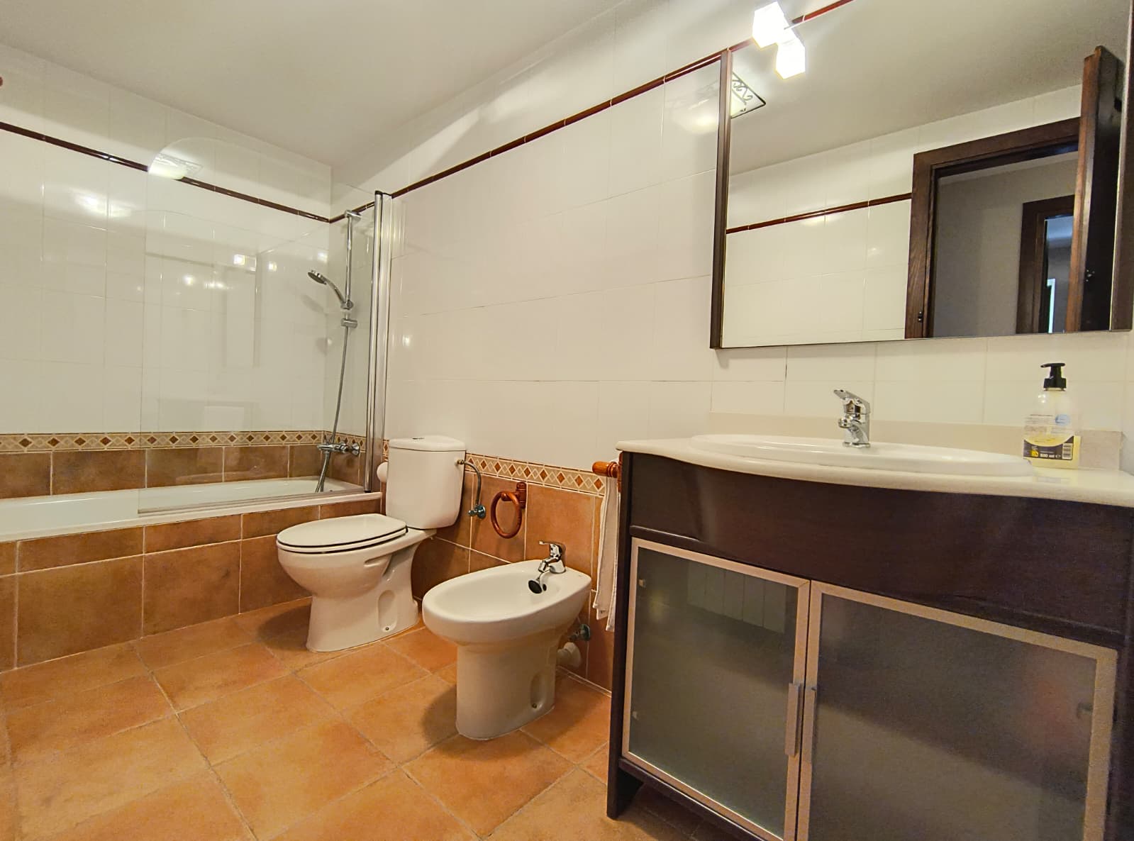 baño con bañera en apartamento de urbanización de linsoles