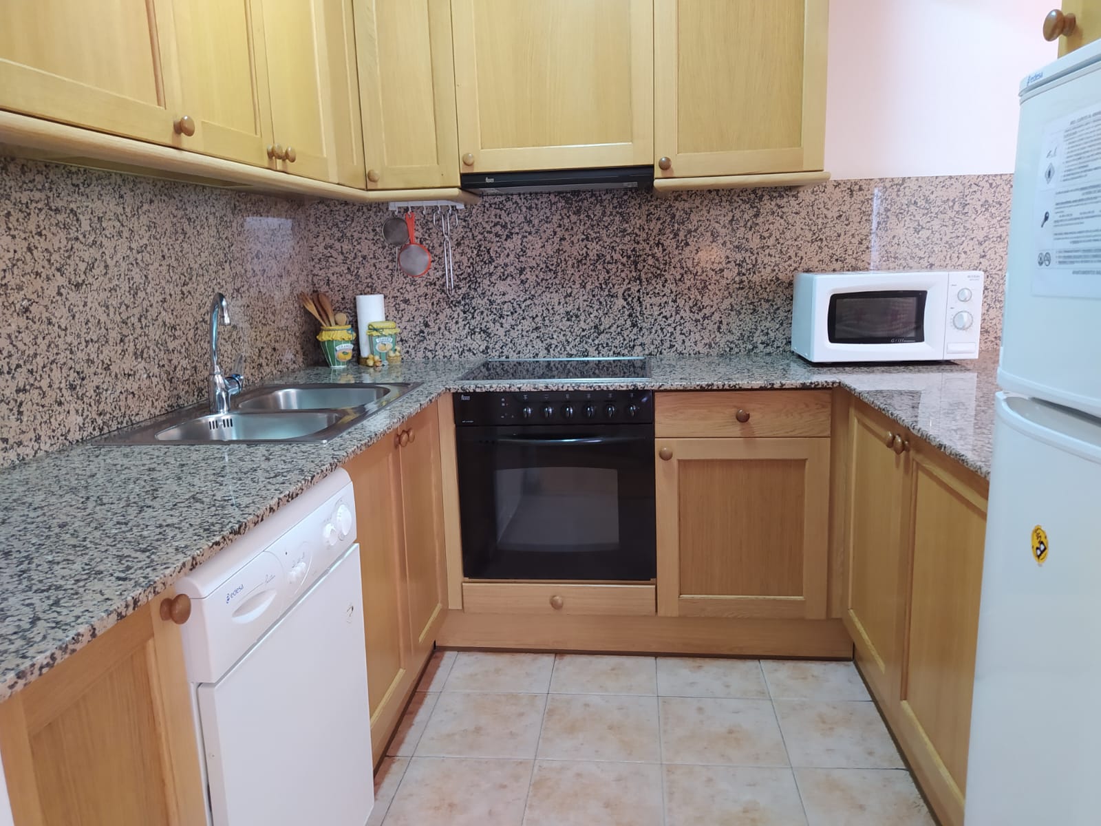 cocina completamente equipada de apartamento luminoso en cerler