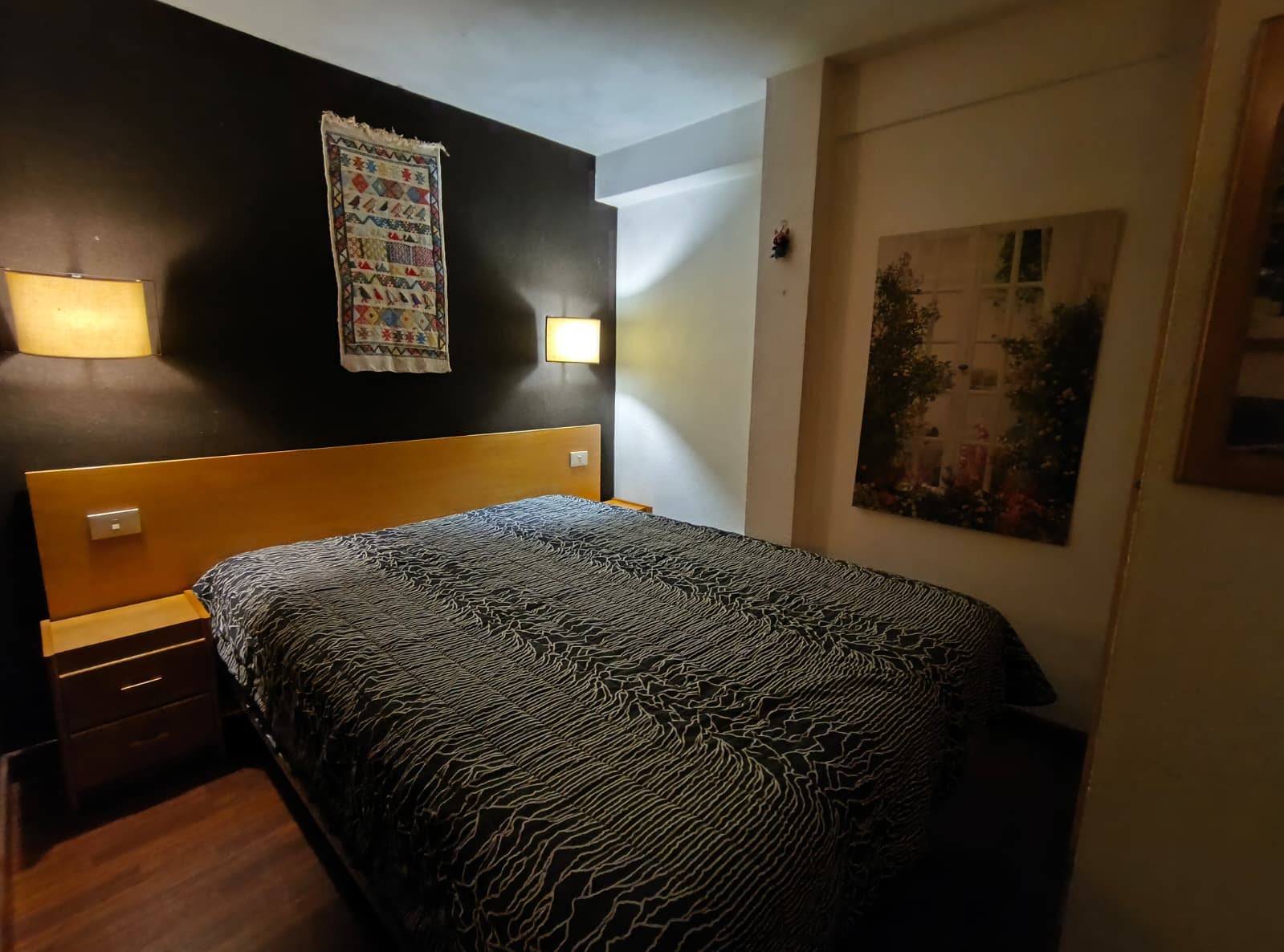 habitación en tonos oscuros de apartamento en cerler , pirineo aragones