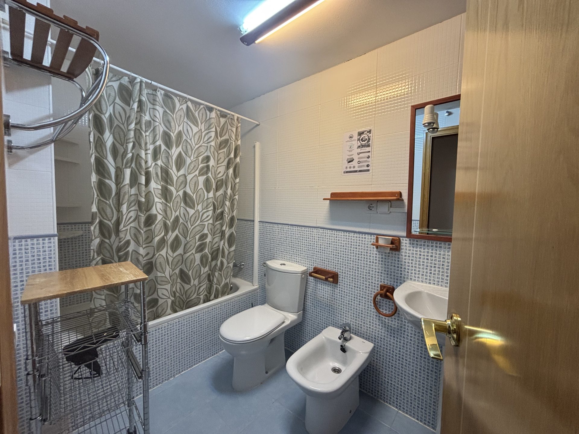Baño con bañera del apartamento D4 en Cerler