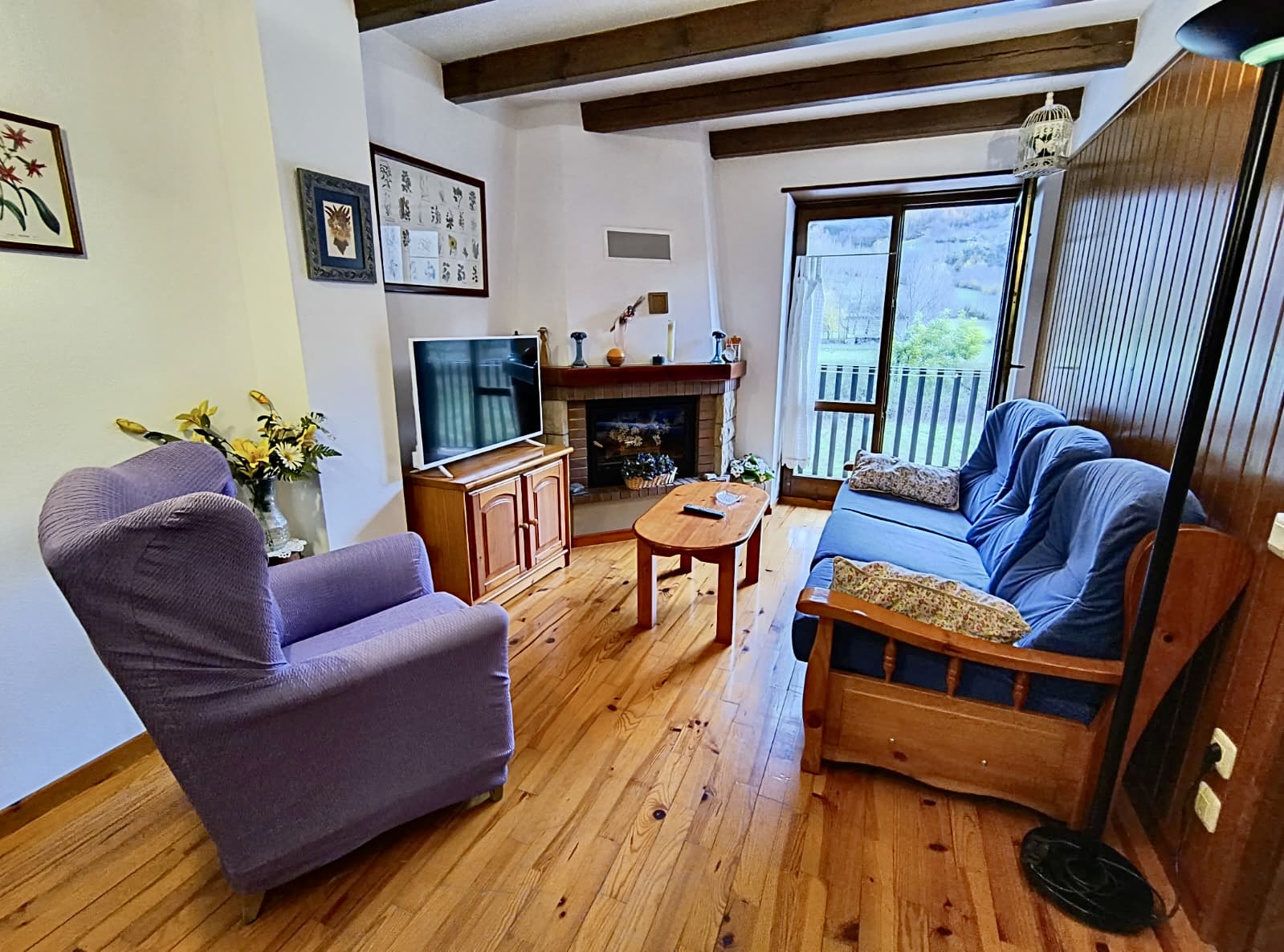 salón con mucha luz de apartamento vacacional en benasque