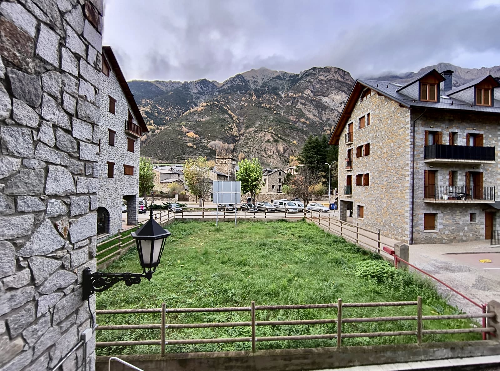 vistas desde apartamento vacacional en benasque, enfrente del telecabina