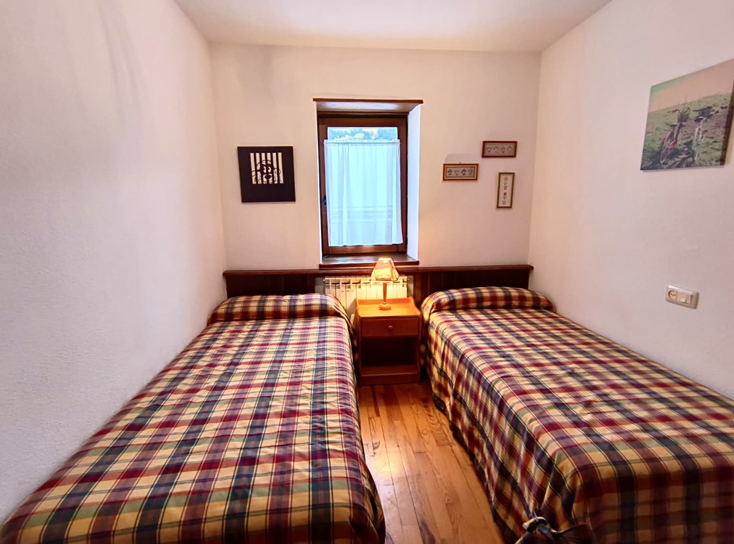 habitación con dos camas individuales en benasque para alquiler vacacional