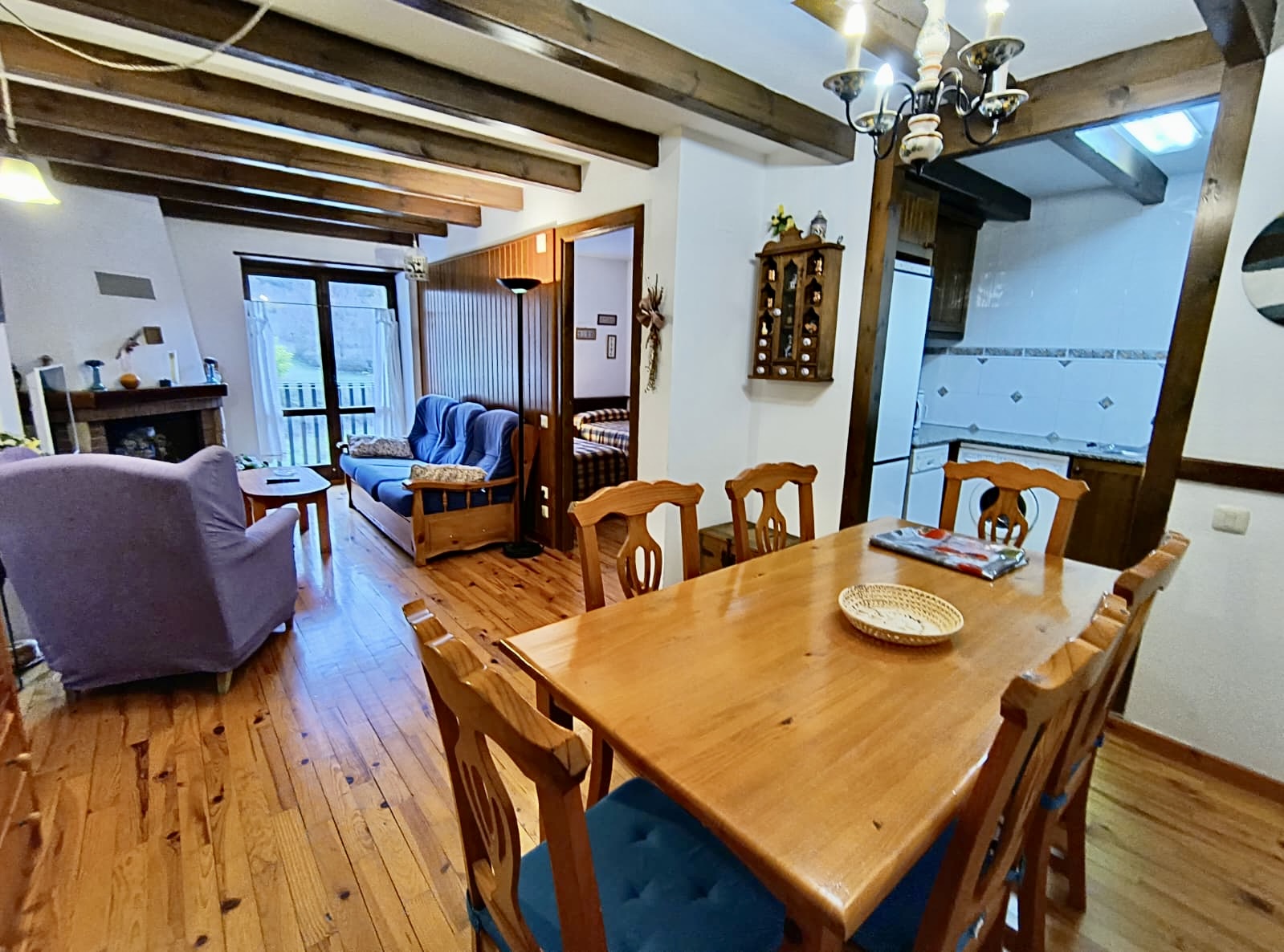 amplio y bonito salón de apartamento vacacional en benasque