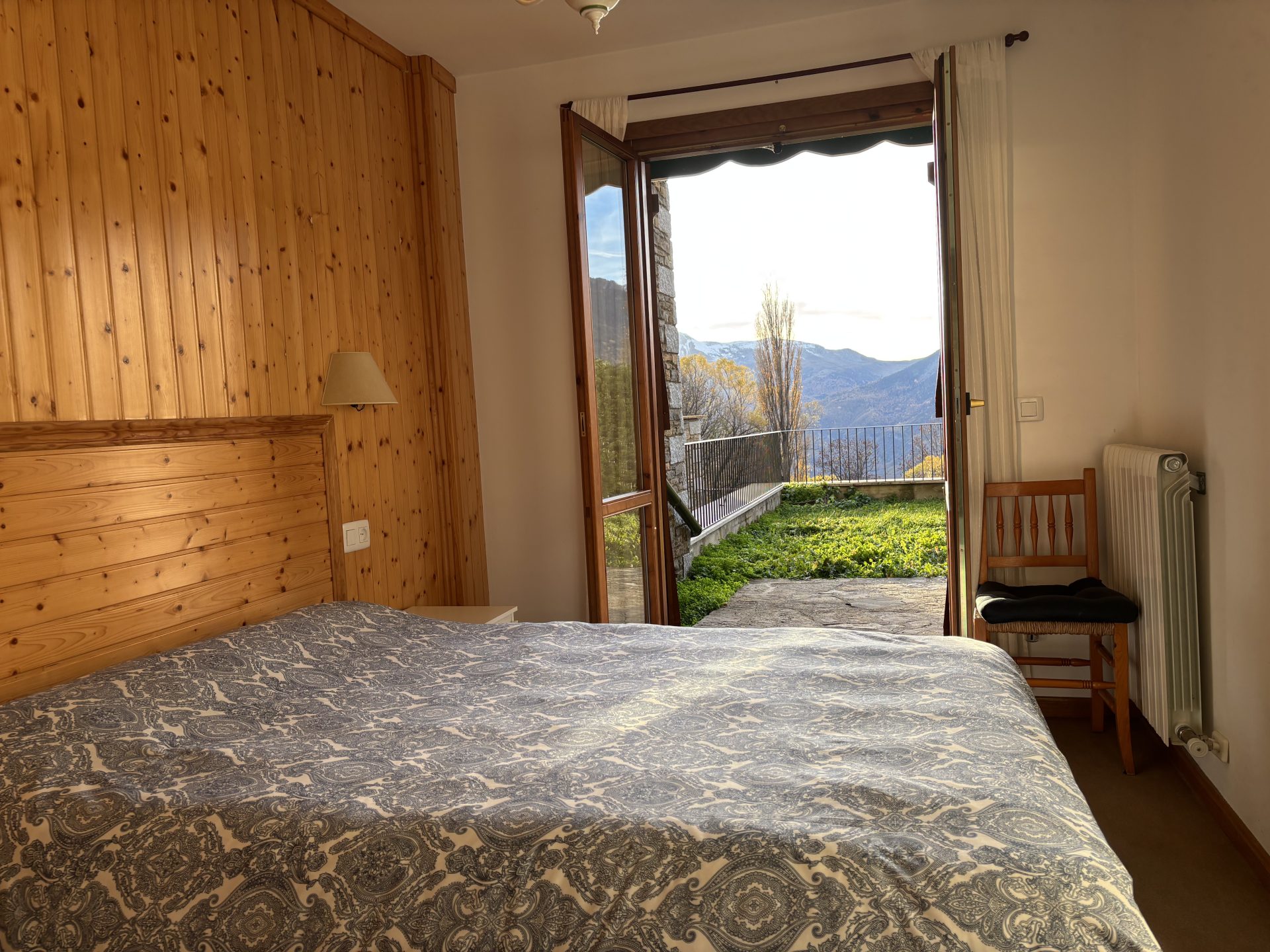 mirador-1-a4-dormitorio-vistas-montana.jpg Dormitorio del apartamento MIRADOR 1 A4 con vistas a la montaña en Cerler